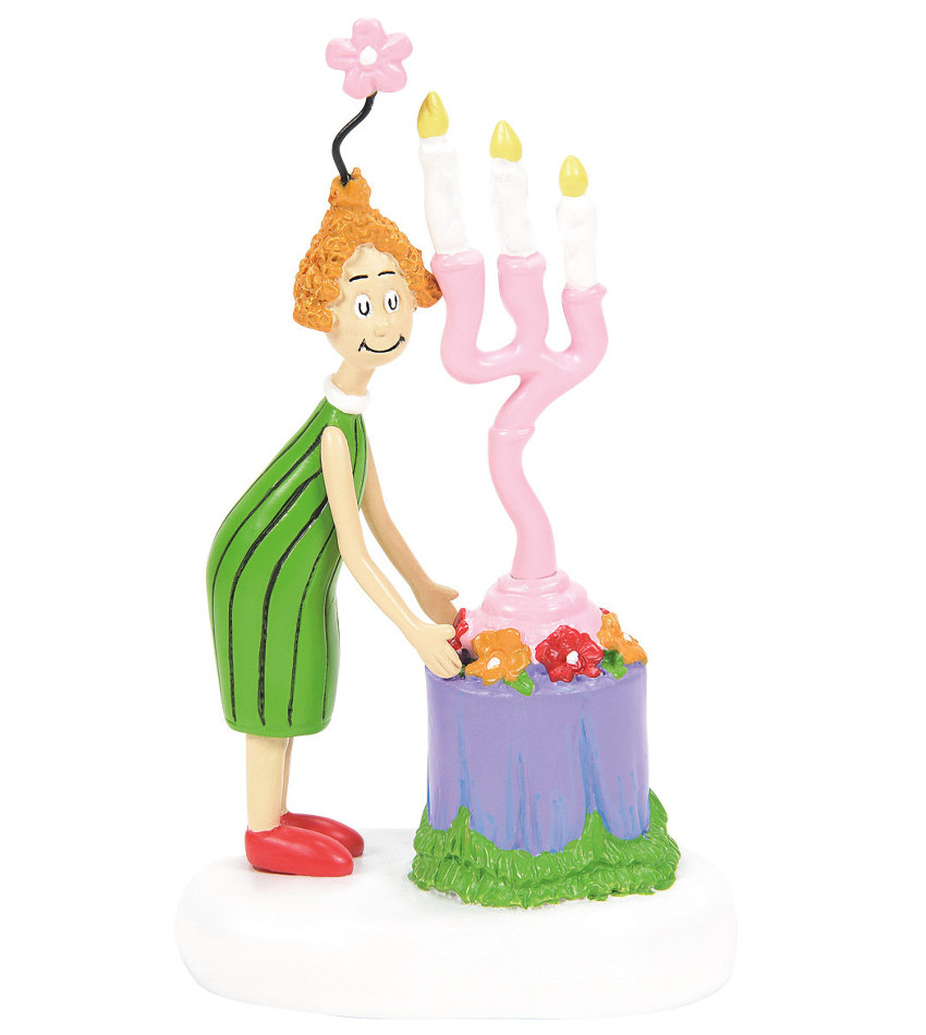DT6013652 - Auntie Who Sets a Centerpiece
